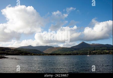 Goat Fell und Beinn Tarsuinn Blick über Brodick Bay von Brodick Seafront Brodick die Isle of Arran North Ayrshire Schottland Stockfoto