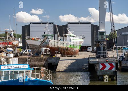 Seefischertrawler werden auf der Werft in Port-en-Bessin repariert Stockfoto