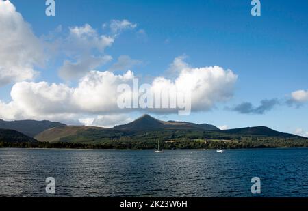 Goat Fell und Beinn Tarsuinn Blick über Brodick Bay von Brodick Seafront Brodick die Isle of Arran North Ayrshire Schottland Stockfoto