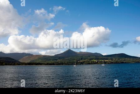 Goat Fell und Beinn Tarsuinn Blick über Brodick Bay von Brodick Seafront Brodick die Isle of Arran North Ayrshire Schottland Stockfoto