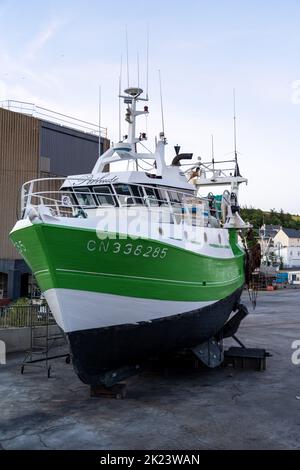 Seefischertrawler werden auf der Werft in Port-en-Bessin repariert Stockfoto