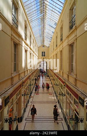 NANTES, FRANKREICH -10 AUG 2022- Blick auf die Passage Pommeraye, eine berühmte überdachte Einkaufspassage aus dem 19.. Jahrhundert in der Innenstadt von Nantes, Frankreich. Stockfoto