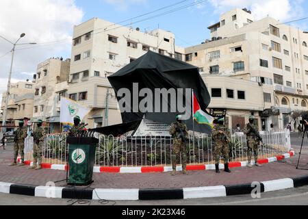 Gaza, Palästina. 21. September 2022. Mitglieder der Izz al-DIN al-Qassam Brigaden, des militärischen Flügels der Islamischen Bewegung der Hamas, nehmen an der Eröffnungszeremonie des Schehab-Feldes für Drohnen, der lokalen Industrie in Gaza-Stadt, Teil. (Foto von Yousef Masoud/SOPA Images/Sipa USA) Quelle: SIPA USA/Alamy Live News Stockfoto