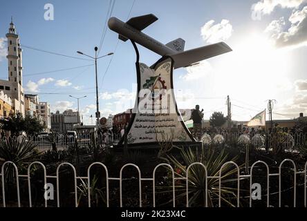 Gaza, Palästina. 21. September 2022. Mitglieder der Izz al-DIN al-Qassam Brigaden, des militärischen Flügels der Islamischen Bewegung der Hamas, nehmen an der Eröffnungszeremonie des Schehab-Feldes für Drohnen, der lokalen Industrie in Gaza-Stadt, Teil. (Foto von Yousef Masoud/SOPA Images/Sipa USA) Quelle: SIPA USA/Alamy Live News Stockfoto