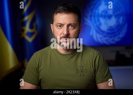 Kiew, Ukraine. 21. September 2022. Der ukrainische Präsident Wolodymyr Zelenskyy hält eine Rede vor der Generalversammlung der Vereinten Nationen per Fernvideo vom Mariinskyi-Palast am 21. September 2022 in Kiew, Ukraine. Kredit: Ukrainisches Presidential Press Office/Ukraine Presidency/Alamy Live News Stockfoto