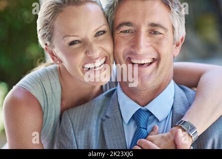 Erfolgreich in Liebe und Geschäft. Porträt eines lachenden reifen Geschäftspaares. Stockfoto