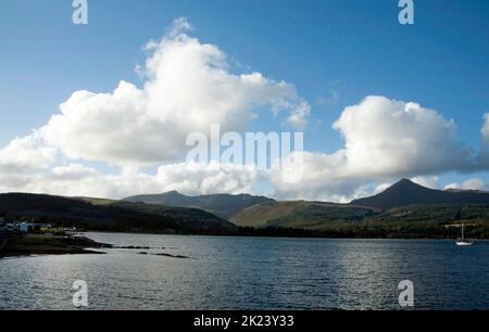 Goat Fell und Beinn Tarsuinn Blick über Brodick Bay von Brodick Seafront Brodick die Isle of Arran North Ayrshire Schottland Stockfoto