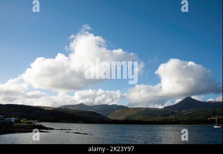 Goat Fell und Beinn Tarsuinn Blick über Brodick Bay von Brodick Seafront Brodick die Isle of Arran North Ayrshire Schottland Stockfoto