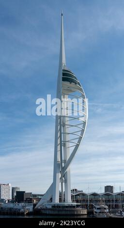 Am frühen Morgen befindet sich Spinnaker Tower in Gunwharf Quays in Portsmouth, England, wo sich eine kleine Gruppe von Menschen von oben abseilen. Stockfoto