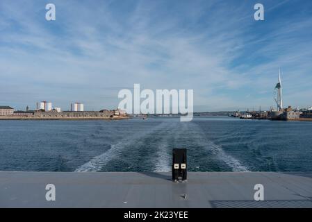 Blick auf den Eingang zum Hafen von Portsmouth von einer ausgehenden Fähre. Klare Sicht auf das alte Portsmouth, den Spinnaker Tower und Gosport. Stockfoto