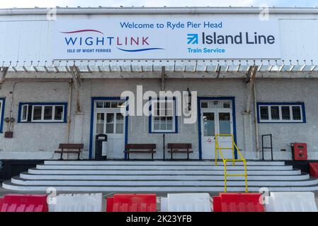 Gebäude am Ende des Ryde Pier auf der Isle of Wight. Um die Insellinienzüge ins Landesinnere oder die Wightlink-Fähren zum britischen Festland zu bekommen. Stockfoto