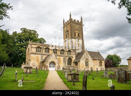 Kirche aus dem 12.. Jahrhundert von St. Michael und allen Engeln, Withington, Gloucestershire, Großbritannien Stockfoto