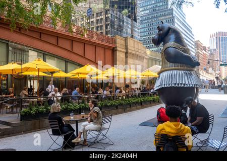 Die skurrilen Bronzestatuen von Bjorn Okholm Skaarup sind auf dem Pershing Square vor dem Grand Central Terminal, New York City, USA 2022, ausgestellt Stockfoto