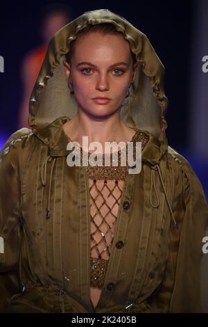 Mailand, Italien. 21. September 2022. Model Fran Summers geht auf der Fashion Show Alberta Ferretti während der Spring Summer 2023 Collections Fashion Show auf der Milan Fashion Week in Mailand, Italien, am 21. September 2022 auf dem Laufsteg. (Foto von Jonas Gustavsson/Sipa USA) Quelle: SIPA USA/Alamy Live News Stockfoto