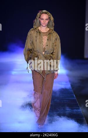 Mailand, Italien. 21. September 2022. Model Fran Summers geht auf der Fashion Show Alberta Ferretti während der Spring Summer 2023 Collections Fashion Show auf der Milan Fashion Week in Mailand, Italien, am 21. September 2022 auf dem Laufsteg. (Foto von Jonas Gustavsson/Sipa USA) Quelle: SIPA USA/Alamy Live News Stockfoto
