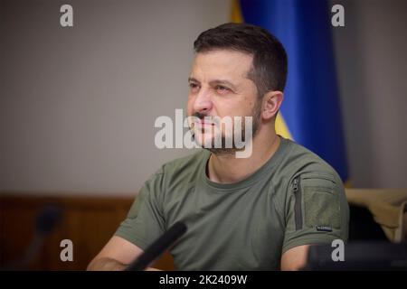 Kiew, Ukraine. 21. September 2022. Der ukrainische Präsident Wolodymyr Zelenskyy, Watchs, sendete per Video einen Gefangenenaustausch mit Russland vom Mariinskyi-Palast am 21. September 2022 in Kiew, Ukraine. Der Austausch von 215 ukrainischen Soldaten, darunter 108 Verteidiger von Asowstal und 10 ausländische Kämpfer, war eine Überraschung und beinhaltete Hilfe aus der Türkei und Saudi-Arabien. Kredit: Ukrainisches Presidential Press Office/Ukraine Presidency/Alamy Live News Stockfoto