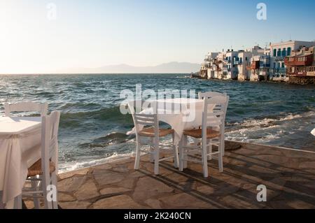 Tisch an einer Bar, die am Meer auf der griechischen Insel Mykonos auf die Kunden wartet Stockfoto