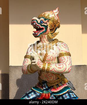 Traditionelle thailändische Galionsfigur, „Hanuman“, der Affenführer in der ramayana-Geschichte. Stockfoto