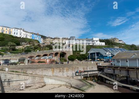 Ventnor auf der Isle of Wight in England, zeigt die Fischerei und die Gebäude entlang des Hügels mit Blick auf den Hafen. Stockfoto