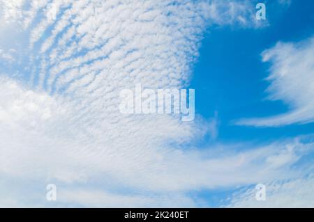 Blauer Himmel im Hintergrund, malerische weite Himmelslandschaft mit dramatischen Wolken Stockfoto