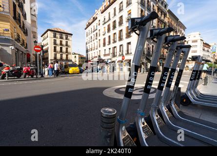 Madrid, Spanien. 2022. September. Einige Elektroroller zur Miete auf einem Bürgersteig im Stadtzentrum Stockfoto