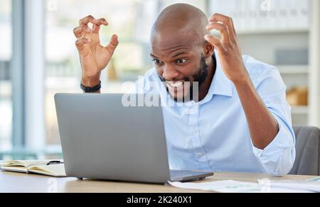 Laptop-Fehler, wütender schwarzer Mann und Internet-Stress, Problem und 404 Cyber-Betrug. Geschäftsleute, verrückt und frustriert wegen Computerviren und Online-Phishing Stockfoto