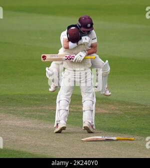 Surreys Rory Burns und Ryan Patel feiern den Sieg in der Liga, nachdem sie Yorkshire am dritten Tag des LV= Insurance County Championship Division One Match im Oval, London, besiegt haben. Bilddatum: Donnerstag, 22. September 2022. Stockfoto