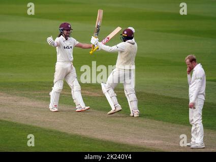 Surreys Rory Burns und Ryan Patel feiern den Sieg in der Liga, nachdem sie Yorkshire am dritten Tag des LV= Insurance County Championship Division One Match im Oval, London, besiegt haben. Bilddatum: Donnerstag, 22. September 2022. Stockfoto