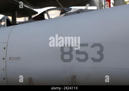 Nummernschild auf dem modernen Kriegsflugzeug, Nummernschild auf dem Rumpf des modernen Düsenjägers, Nummernaufkleber auf dem Flugzeug. Stockfoto