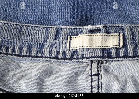 Hängende Schlaufe oder Gürtelschlaufen aus Canvas oder Calico auf Jeans-Textur. Stockfoto