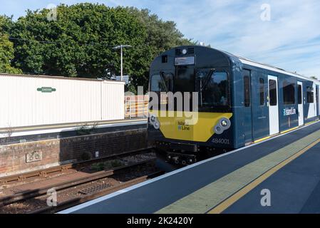 Zug der Island Line auf dem Bahnsteig am Bahnhof Sandown. Der Zug fährt entlang der Ostseite der Isle of Wight in England. Stockfoto
