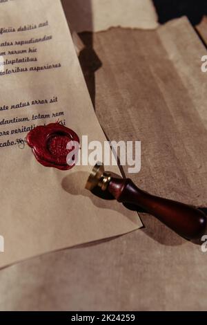 Draufsicht der mittelalterlichen Handschrift mit Wachssiegel auf Pergamentblättern, Stockbild Stockfoto