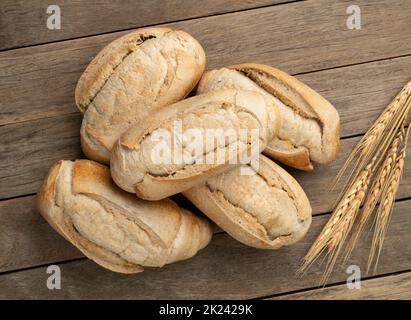 Vollkornbrot, salzbrot oder Pistolet über Holztisch. Stockfoto