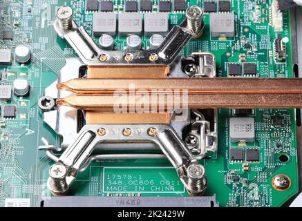 Kühlkörper oder Wärmerohr oder Computerprozessorkühler oder Kühler auf der Hauptplatine des Notebook-Computers aus Kupfer. Stockfoto