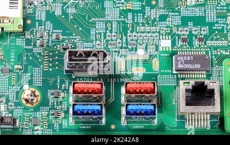 Mehrere Ports auf dem Mainboard des Computers zeigen USB, LAN, Display-Port. Stockfoto