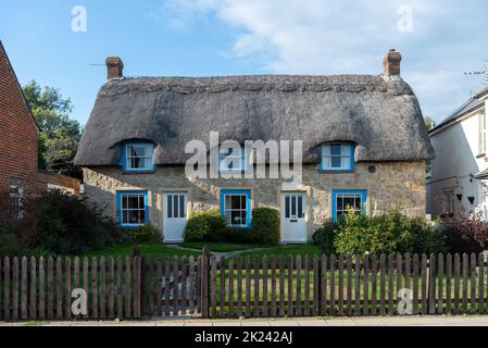 Traditionelle reetgedeckte Häuser im alten Stil auf der Isle of Wight, England. Stockfoto