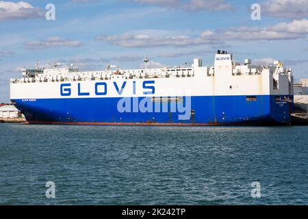 GLOVIS Autotransporter entlädt Tesla-Fahrzeuge in Southampton, Großbritannien Stockfoto