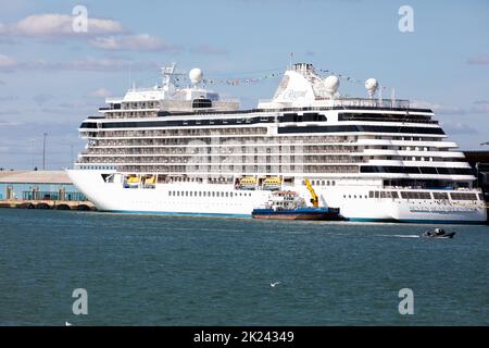 Seven Seas Splendor vor Anker in Southampton, Großbritannien Stockfoto