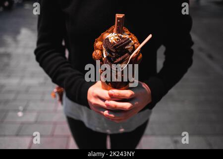 Zwei Hände mit einem Cookie-Eis Stockfoto