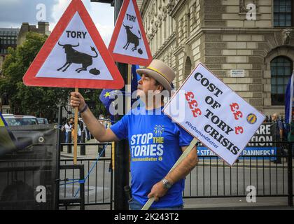 London, Großbritannien. 22. September 2022. Steve Bray, der oft als Westminster's 'Stoppt den Brexit-Mann' bezeichnet wird, und eine Gruppe regierungsfeindlicher Demonstranten mit Transparenten und Flaggen versammeln sich heute vor dem Parlament in Westminster gegen die konservative Regierung, die Lebenshaltungskosten-Krise und Einschränkungen der Arbeitnehmerrechte. Kredit: Imageplotter/Alamy Live Nachrichten Stockfoto