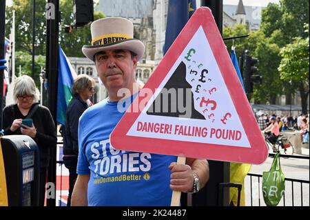 London, Großbritannien. Der Anti-Tory-Regierungsproter Steve Bray zeigt ein neues Zeichen an dem Tag, an dem die Bank of England den Zinssatz um 0,5% auf 2,25% erhöhte. Parliament Square, Westminster. Stockfoto