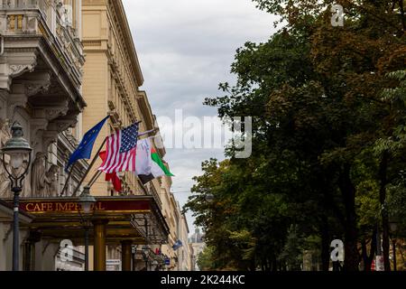 Wien, Österreich - 13. August 2019: Hotel Kaiserlicher Eingang mit Flagge der Europäischen Union und der Vereinigten Staaten von Amerika in Wien, Österreich. Stockfoto