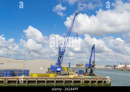 Amsterdam, Nederland - September, 2022: Nahsicht der Amsterdamer Hafenmole im Nederland. Stockfoto