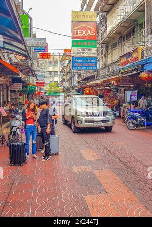 Bangkok Thailand 22. Mai 2018 Typische bunte Einkaufsstraßen voller Schilder Geschäfte und Menschen China Town an der Yaowarat Road Bangkok Thailand. Stockfoto