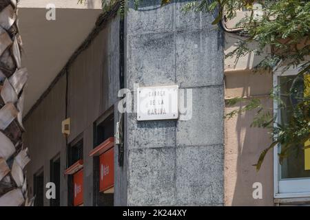 Barcelona, Spanien - 21. Juni 2017: Straßenschild, das an einem Sommertag die Marina Straße (carrer de la Marina) im Stadtzentrum anzeigt Stockfoto