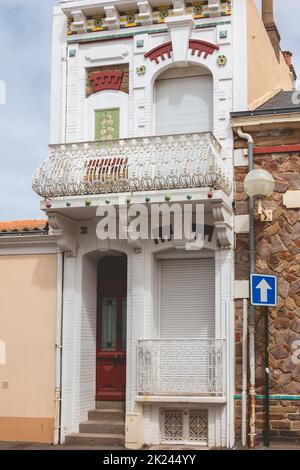 Les Sables d Olonne, Frankreich - 28. Juli 2016: Architektonisches Detail eines typischen Hauses im Stadtzentrum an einem Sommertag. Stockfoto