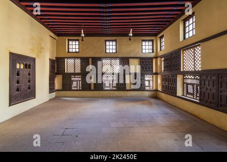 Innenwand mit dekorierten Gitterfenstern aus Holz, Mashrabiya und Schiebetüren aus Holz im historischen Haus der Ottomanen-Ära Amasely, Rosetta City, Egyp Stockfoto