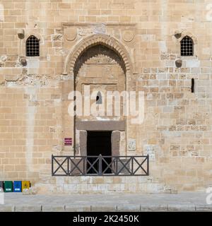 Eingang des Hauptturms der Zitadelle von Qaitbay, einer defensiven Festung aus dem 15. Jahrhundert, die an der Mittelmeerküste, Alexandria, Ägypten, liegt Stockfoto