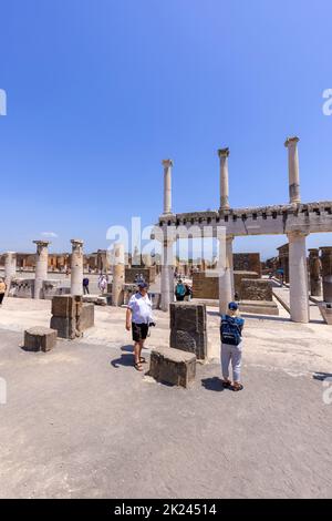 Pompeji, Neapel, Italien - 26. Juni 2021: Das Forum von Pompeji mit dem Eingang zur Basilika. Ruinen einer alten Stadt, die durch den Ausbruch von zerstört wurde Stockfoto