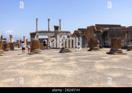 Pompeji, Neapel, Italien - 26. Juni 2021: Das Forum von Pompeji mit dem Eingang zur Basilika. Ruinen einer alten Stadt, die durch den Ausbruch von zerstört wurde Stockfoto